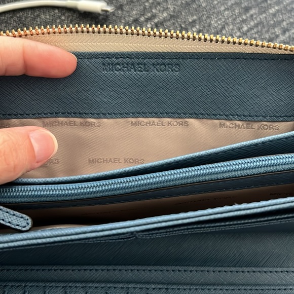 Michael Kors Jet Set Go Airplane Wallet - Picture 6 of 13